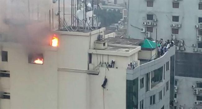 রাজধানীতে বহুতল ভবনে আগুন : এক নারীর মৃত্যু