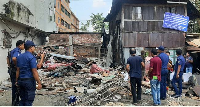 ঝালকাঠিতে সাবেক ছাত্রলীগ নেতার নেতৃত্বে ছাত্রদল নেতার বসতঘর ভাংচুর