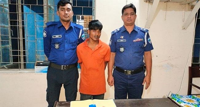 নোয়াখালীতে ১৮ মামলার আসামি ইয়াবাসহ গ্রেফতার