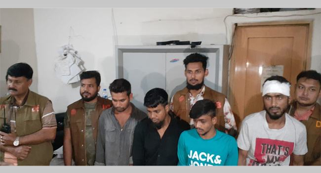 সাভারে চালককে গাছের সাথে বেঁধে পিকআপ ছিনতাই, আটক ৪
