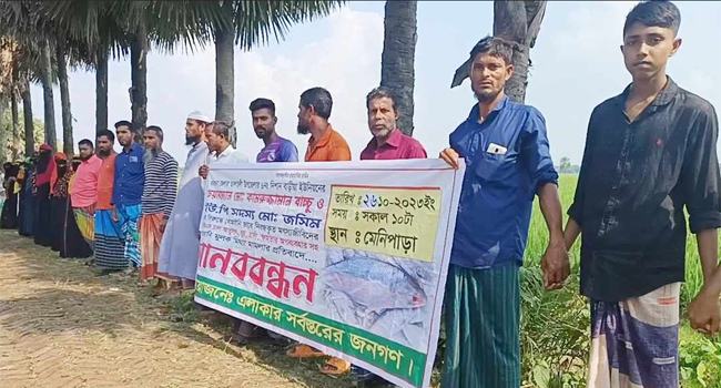 তালতলীতে জেলে চাল না পাওয়ার অভিযোগে মানববন্ধন