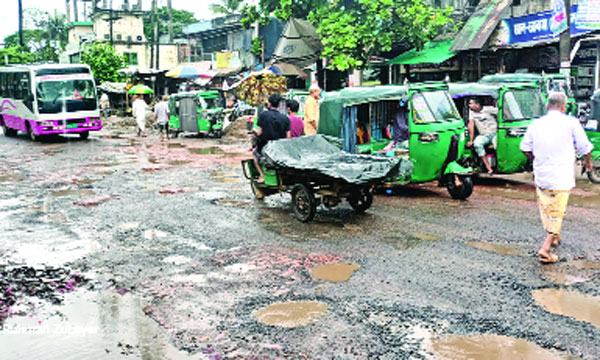 সামান্য বৃষ্টিতে চট্টগ্রাম-কক্সবাজার মহাসড়কে ক্ষতচিহ্ন
