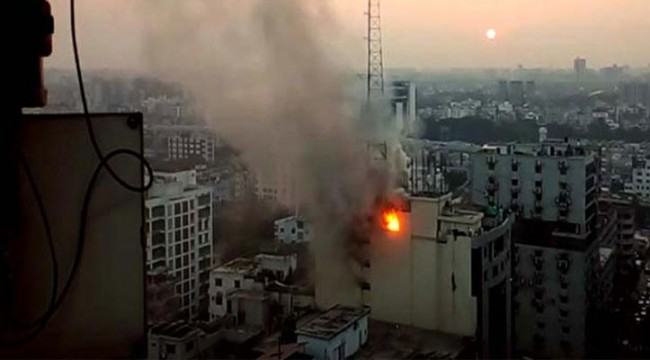 ৪ ঘণ্টায়ও নিয়ন্ত্রণে আসেনি খাজা টাওয়ারের আগুন