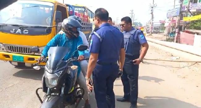 আমিনবাজারে পুলিশের চেকপোস্ট-তল্লাশি