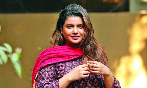 কাদের ফলো করবেন জেনে বুঝে করবেন : ফারিয়া