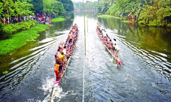 বড়াইগ্রামে নৌকাবাইচ দেখতে জনতার ঢল