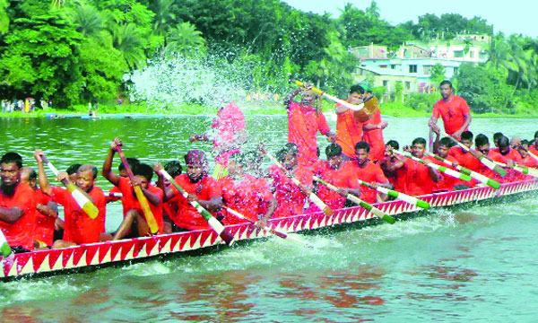 নৌকাবাইচের উৎসবে চিত্রা নদীর দু’পাড়ে মিলনমেলা