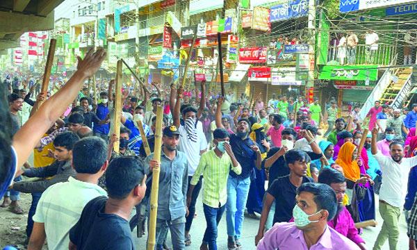 গাজীপুরে মহাসড়ক অবরোধ করে শ্রমিকদের বিক্ষোভ অব্যাহত অতিরিক্ত পুলিশ মোতায়েন
