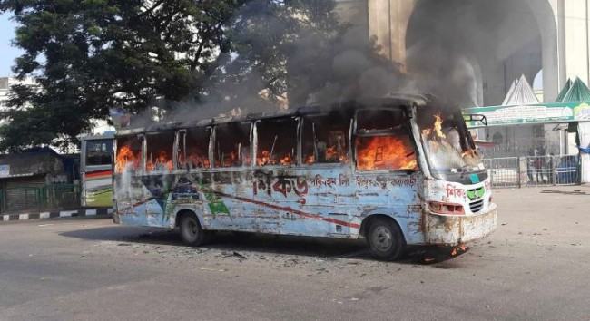 শিকড় পরিবহনের চলন্ত বাসে আগুন