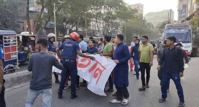 গণতন্ত্র মঞ্চের ব্যানার কেড়ে নিয়েছে পুলিশ