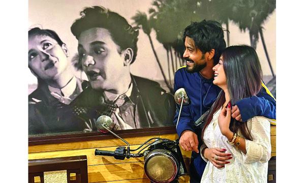 কলকাতায় শুরু হলো রাজ-মন্দিরার ‘কাজল রেখা’র প্রচারণা