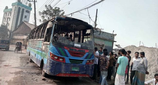 ঢাকা-নারায়ণগঞ্জ সড়কে বোরাক বাসে আগুন