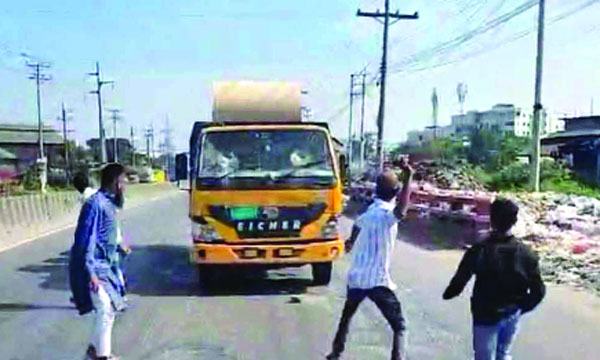সোনারগাঁওয়ে অবরোধের সমর্থনে পিকেটিং