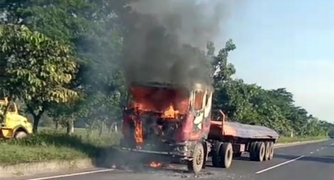সীতাকুণ্ডে লরিতে আগুন