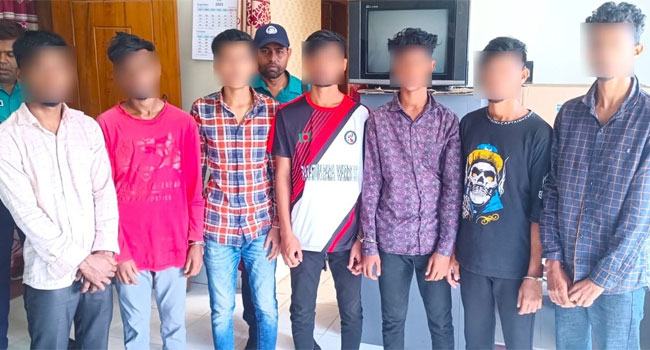 রাজশাহীতে অস্ত্র উঁচিয়ে উল্লাস করা কিশোর গ্যাংয়ের ৭ সদস্য গ্রেফতার