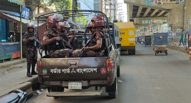 গাজীপুরে মহাসড়কে শ্রমিক বিক্ষোভ : পুলিশের লাঠিপেটা, মহাসড়কে বিজিবির টহল