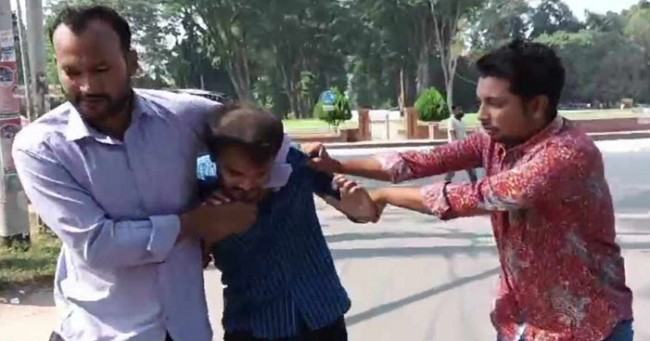 ছাত্রদলের ২ নেতাকে মারধর করে ক্যাম্পাস ছাড়া করল রাবি ছাত্রলীগ
