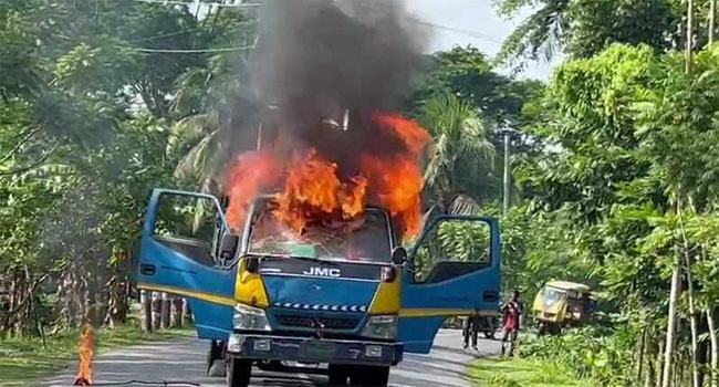 বরগুনায় ট্রাকে আগুন