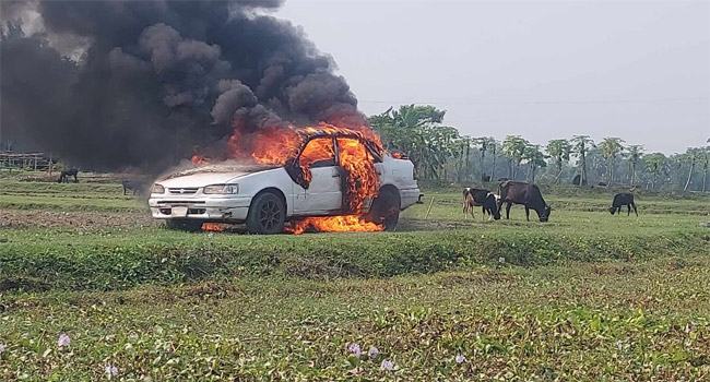 কালিয়াকৈরে অভিমানে নিজ গাড়িতে আগুন দিলেন স্বেচ্ছাসেবক লীগ নেতা