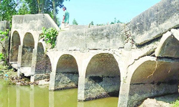 নীলফামারীতে ব্রিজ দেবে যাওয়ায় দুর্ভোগ চরমে