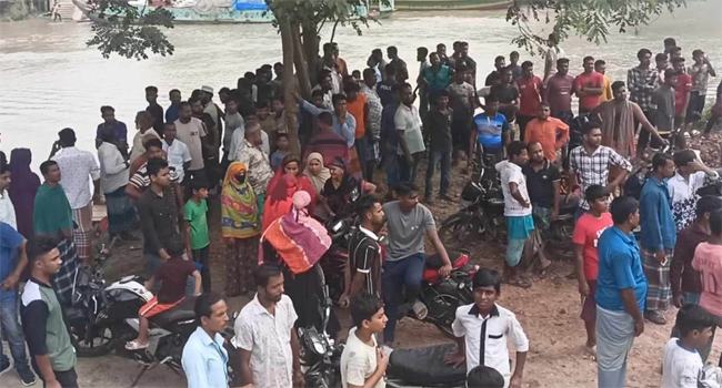 ৩ সন্তান নিয়ে নদীতে ঝাঁপ দিলেন মা, নিখোঁজ মা ও এক ছেলে