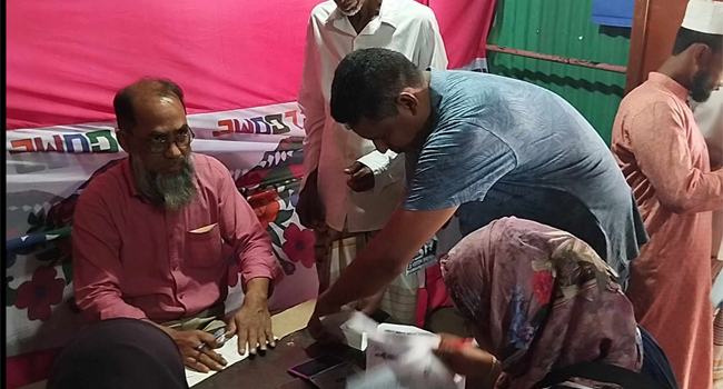 প্রকাশ্যে সিল মারার অভিযোগ স্বতন্ত্র প্রার্থীর