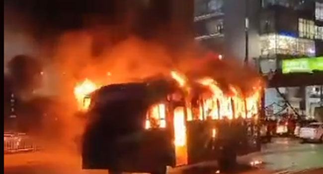 বাংলামোটরে বাসে আগুন