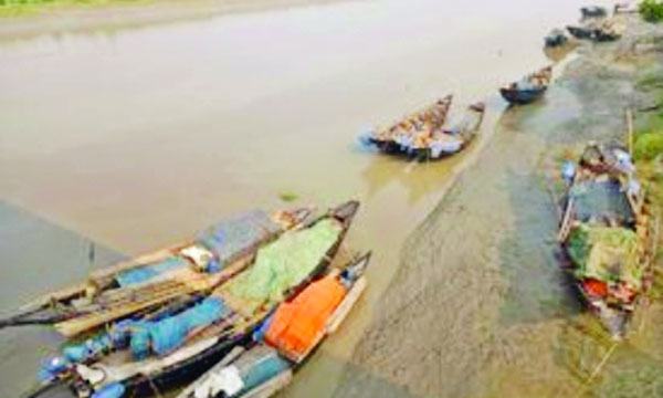 ঋণের বোঝা মাথায় নিয়ে জেলেদের দুবলারচরে যাত্রা