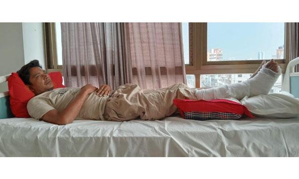 পা ভেঙে পড়ে আছেন বিছানায়, তার পরও গাড়ি পোড়ানোর আসামি!