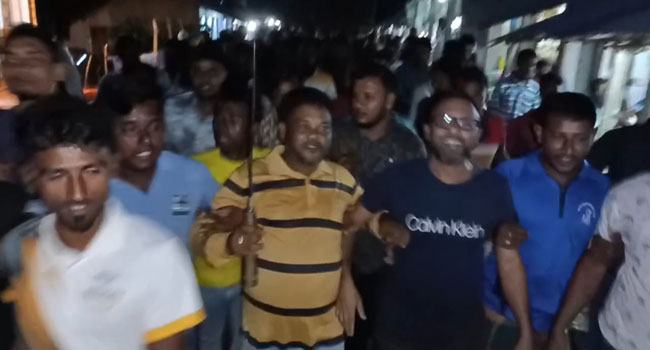 রামদা হাতে যুবলীগ নেতার মিছিল, ফেসবুকে সতর্কবার্তা