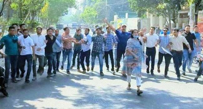 অবরোধের সমর্থনে রাজধানীতে ছাত্রদলের মিছিল