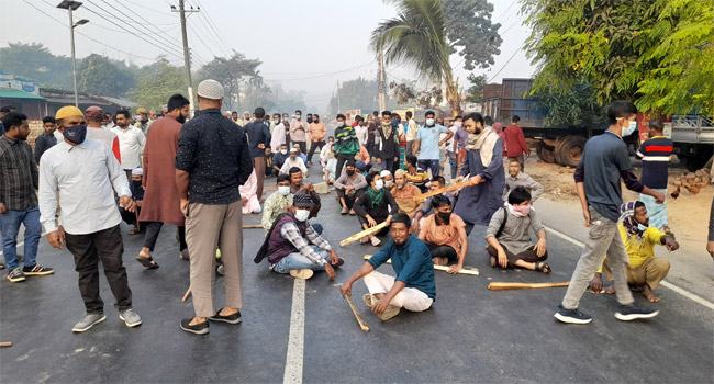 বগুড়ায় অবরোধে মহাসড়কে অবস্থান বিএনপি-জামায়াতকর্মীদের