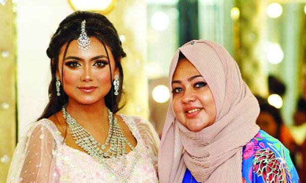 পিয়ার নিমন্ত্রণে ইধিকা পাল