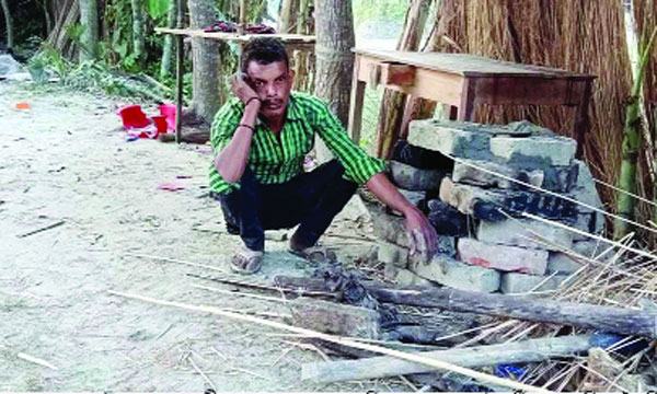 বেঁচে থাকার অবলম্বনটি ভেঙে দিলো দুর্বৃত্তরা