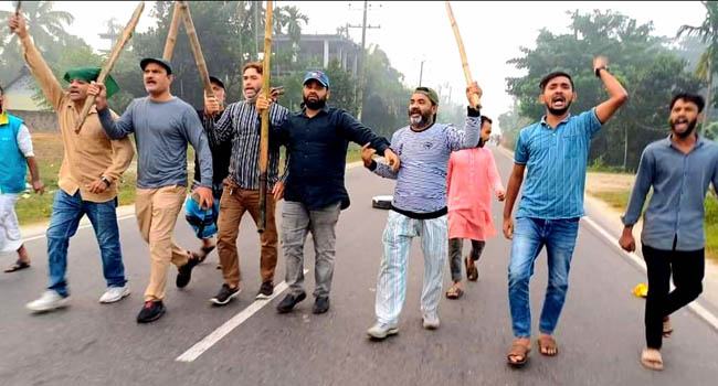 কিশোরগঞ্জে অভিনব উপায়ে অবরোধ