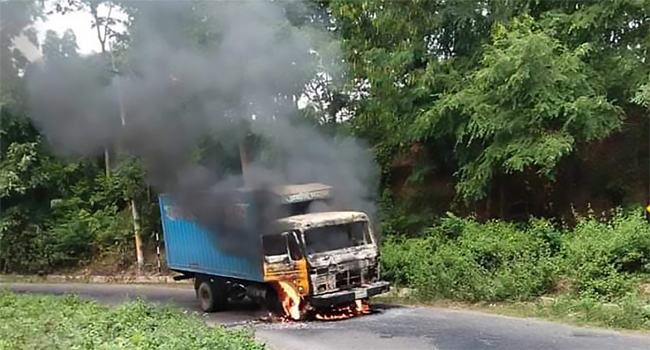খাগড়াছড়িতে পণ্যবাহী কাভার্ডভ্যানে আগুন