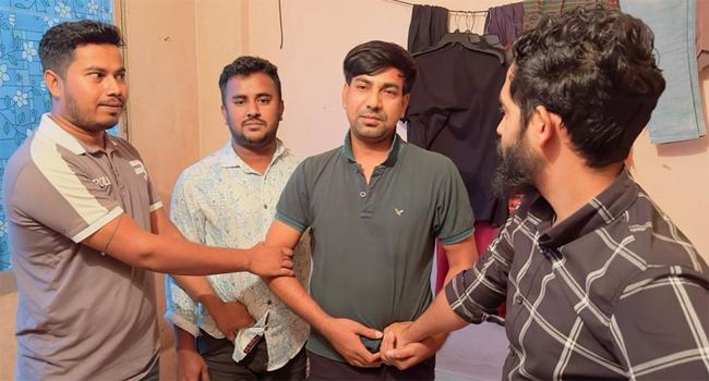 ফেনী কলেজে তালা দেয়ায় ছাত্রদল নেতাকে পিটিয়ে পুলিশে সোপর্দ