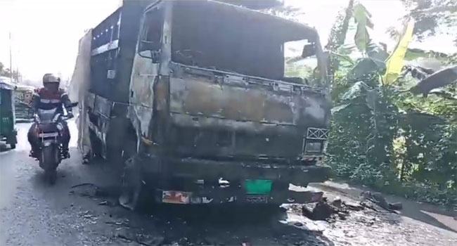 নোয়াখালীতে রডবোঝাই ট্রাকে আগুন