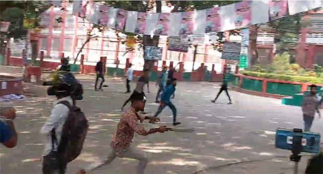 বগুড়ায় পুলিশের সামনে ছাত্রলীগের ২ গ্রুপে সংঘর্ষ, জেলা সভাপতিসহ আহত ১৩