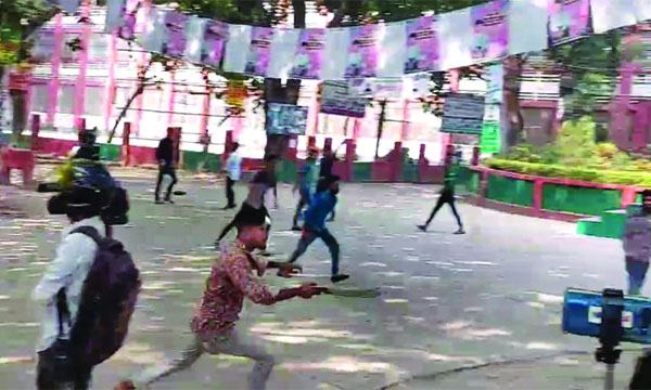 বগুড়ায় পুলিশের সামনে ছাত্রলীগের ২ গ্রুপে সংঘর্ষে জেলা সভাপতিসহ আহত ১৩