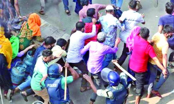 গাজীপুরে শ্রমিক-পুলিশ ফের সংঘর্ষ, ভাঙচুর