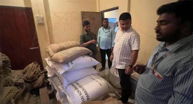 খাদ্য কর্মকর্তার বাসভবন থেকে চালসহ ১৩টি ও বিপুল পরিমাণ খালি বস্তা জব্দ