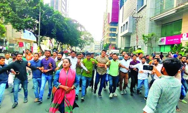 অবরোধের সমর্থনে রাজধানীতে ছাত্রদলের মিছিল