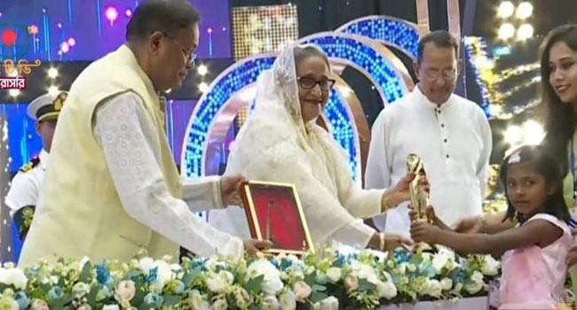 জাতীয় চলচ্চিত্র পুরস্কার প্রদান করলেন প্রধানমন্ত্রী