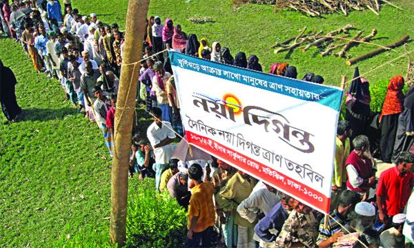 সিডরে ক্ষতিগ্রস্ত মানুষের পাশে ছিল নয়া দিগন্ত