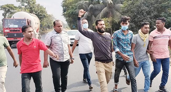 অবরোধের সমর্থনে ঢাকা-চট্টগ্রাম মহাসড়কে যুবদলের বিক্ষোভ মিছিল