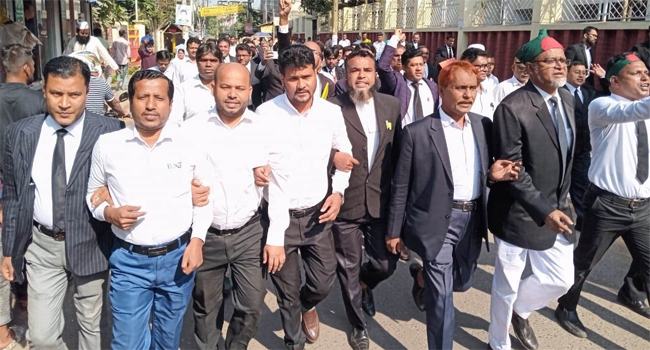 গাজীপুরে আইনজীবীদের বিক্ষোভ মিছিল, আ’লীগ-বিএনপি সংঘর্ষ