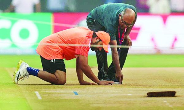 পিচ পাল্টেই সুবিধা নিচ্ছে ভারত!