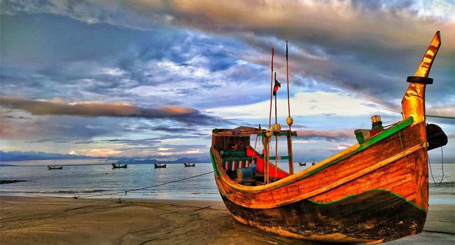 সেন্টমার্টিনে ৪ শতাধিক পর্যটক আটকা