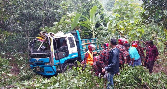 বান্দরবানে ট্রাক খাদে পড়ে শ্রমিক নিহত, আহত ৭
